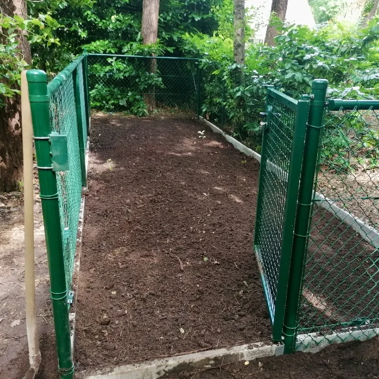 Tuinpoortje voor een kippenhokje